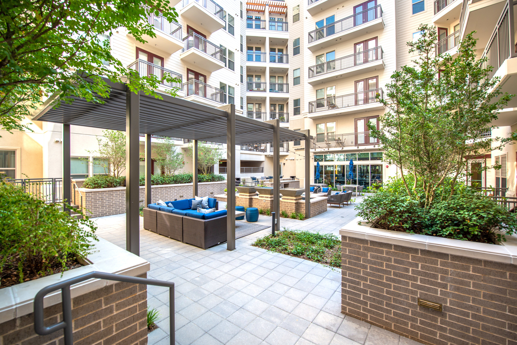 Howell Uptown apartments in Dallas, TX