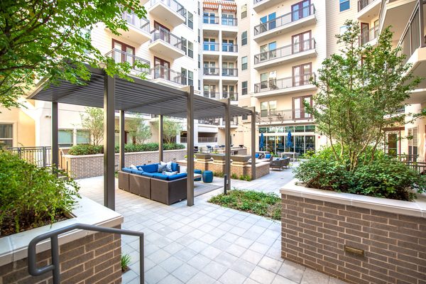 Howell Uptown apartments in Dallas, TX