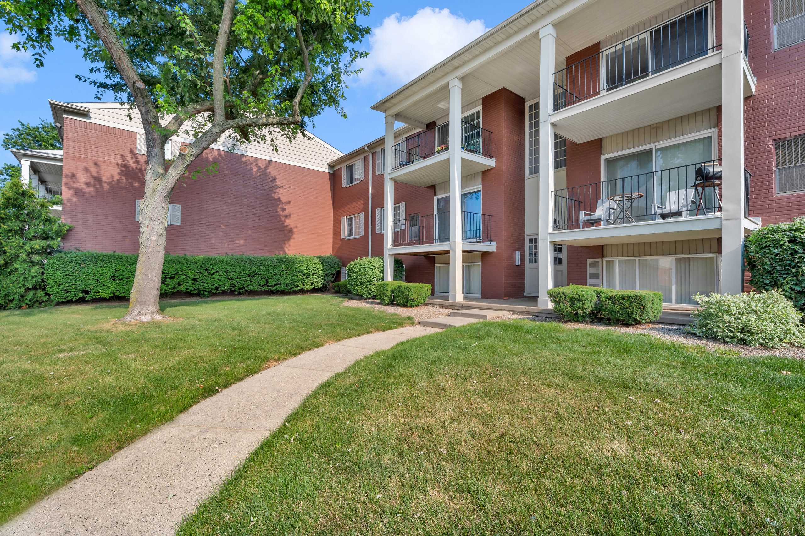 Cass Lake Shore Club apartments in Pontiac, MI