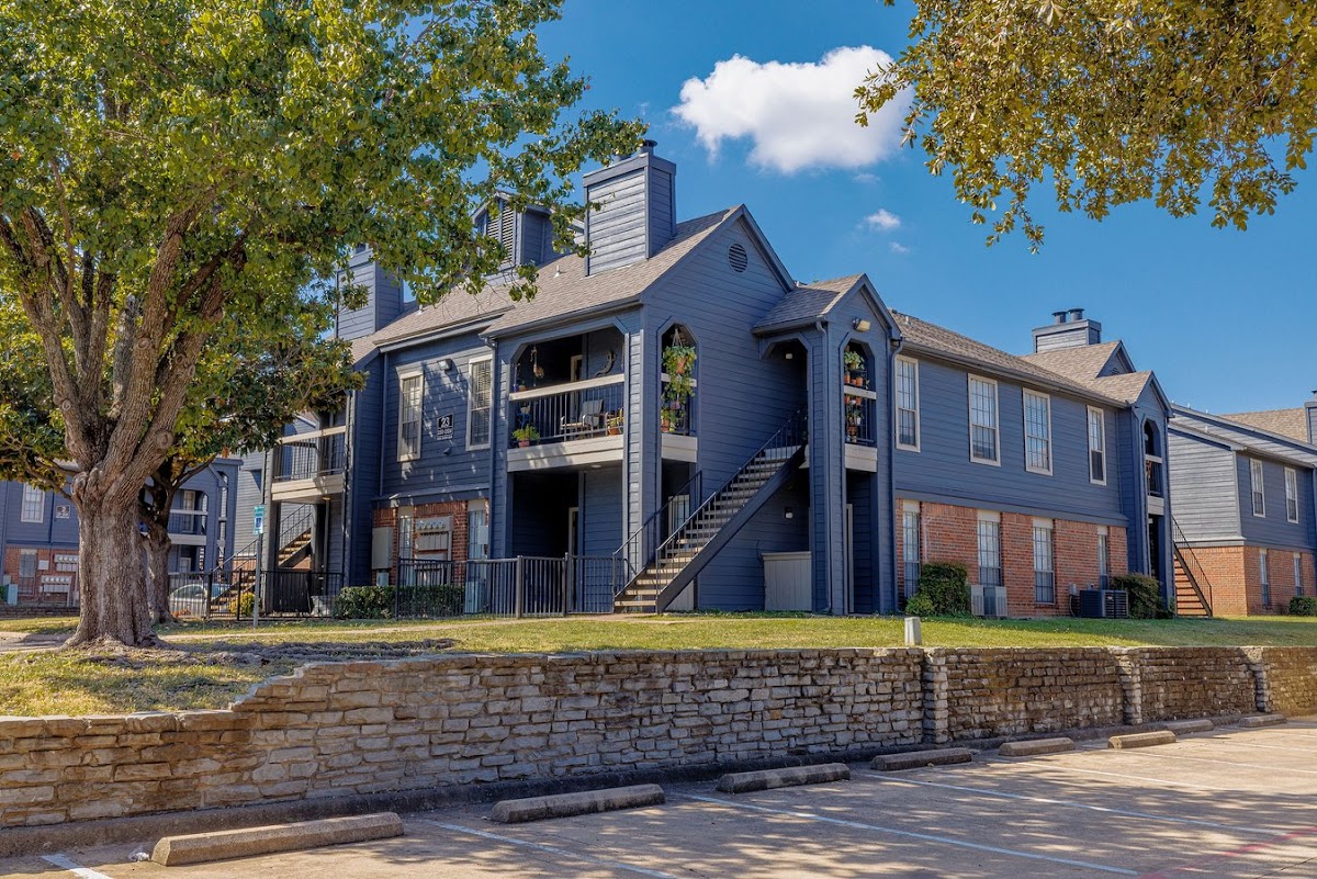 The Residence at North Dallas apartments in Dallas, TX