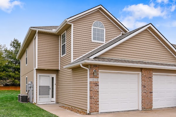 Timbercreek East Townhomes apartments in Blue Springs, MO