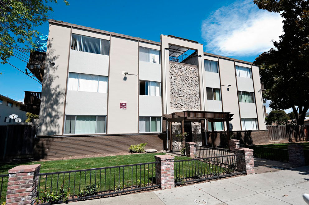 Woodland Park apartments in East Palo Alto, CA