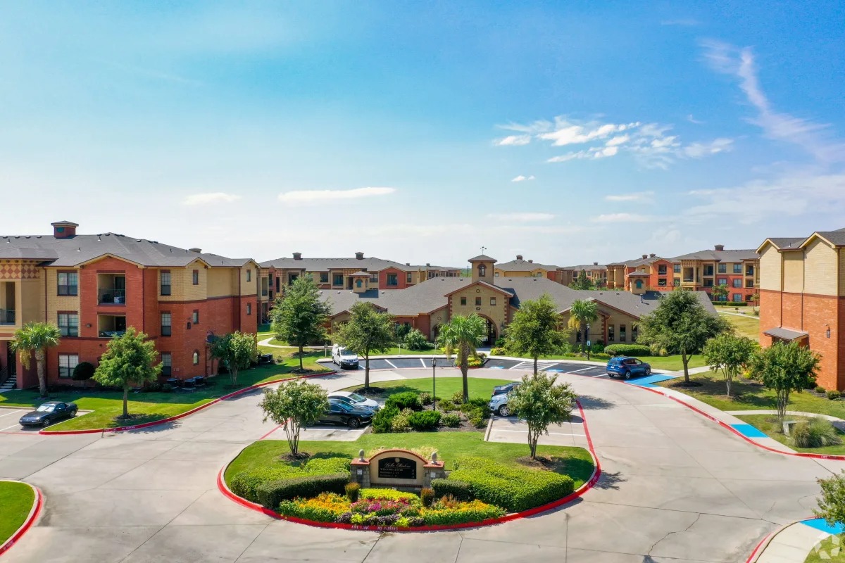 Bella Madera apartments in Addison, TX