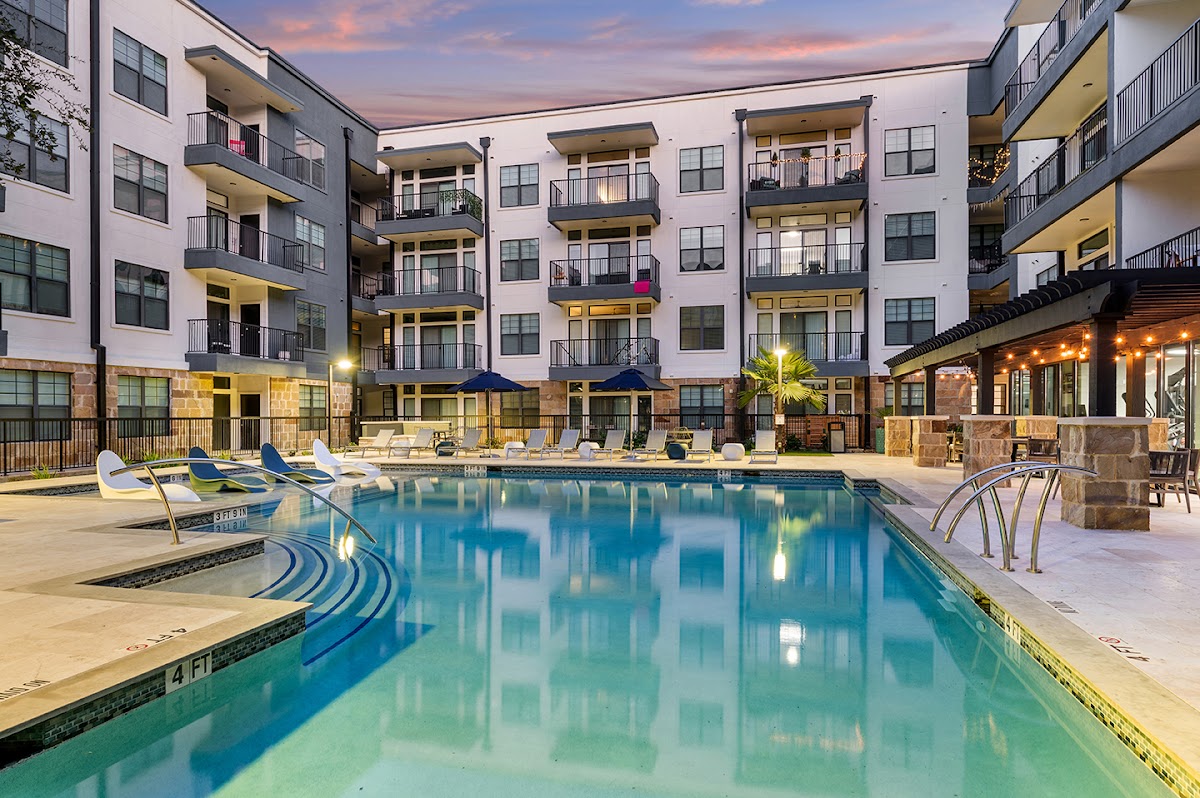 Reserve at the Arboretum apartments in Austin, TX