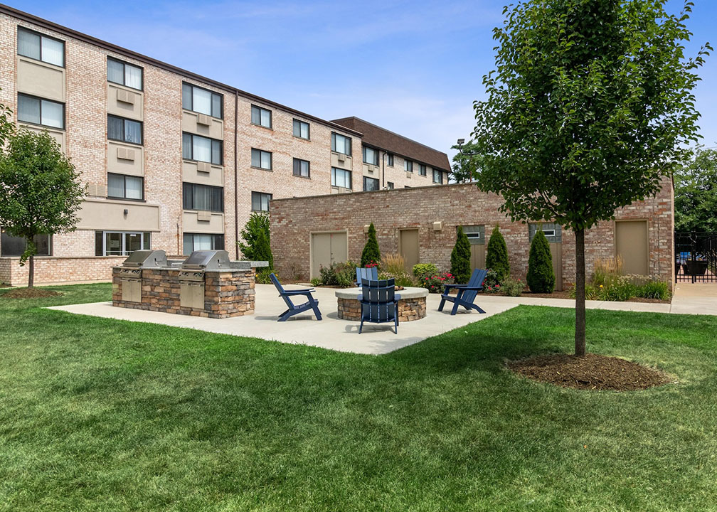 Midpointe apartments in Chicago, IL