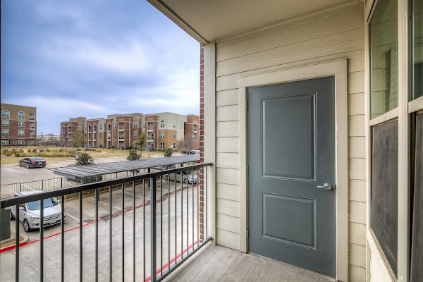 Keller Springs Crossing apartments in Addison, TX