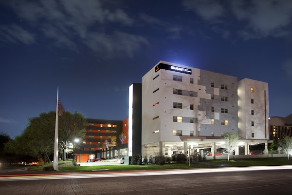 Summit Parque apartments in Addison, TX