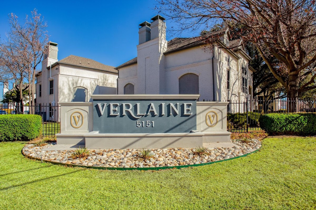Verlaine on the Parkway apartments in Addison, TX