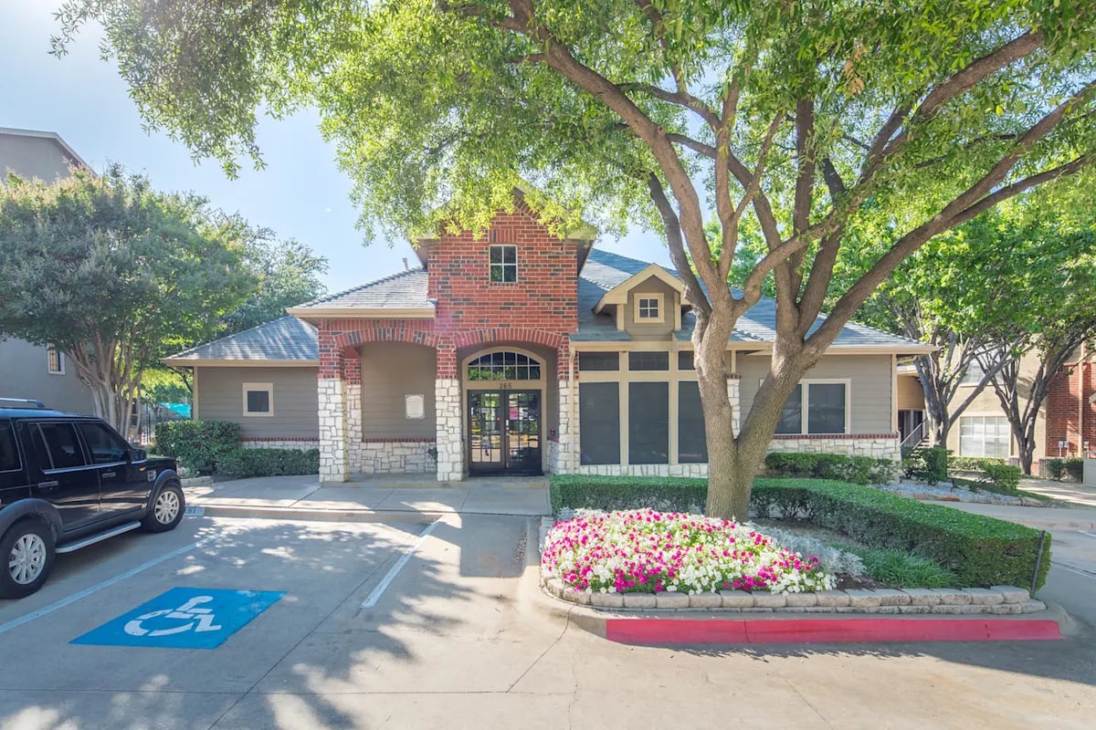 Vista Springs apartments in Addison, TX