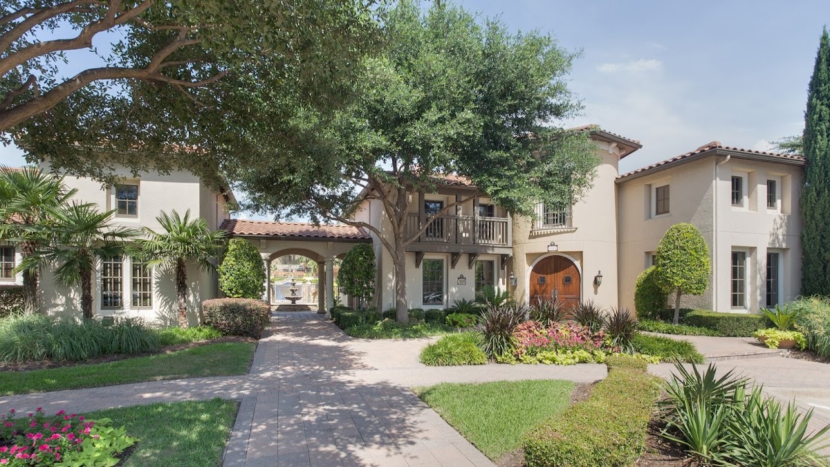 Estancia Townhomes apartments in Dallas, TX