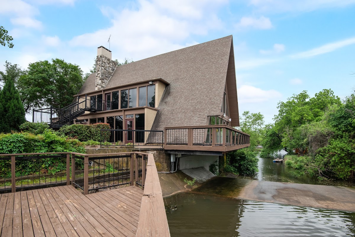 Lakefront Villas apartments in Richardson, TX