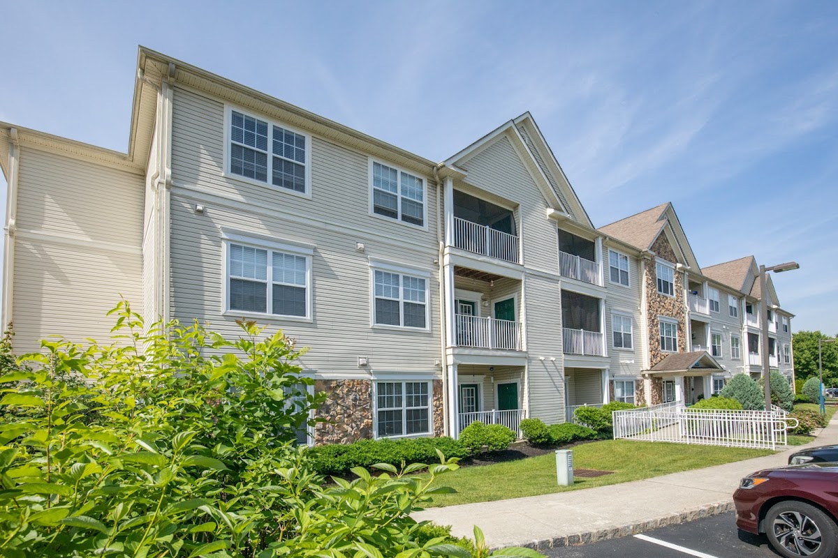 Woodbridge Hills apartments in Iselin, NJ