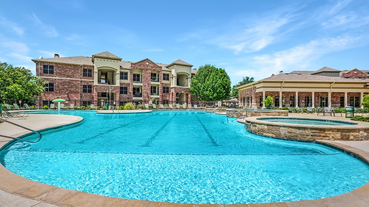 Clairmont at 121 apartments in Lewisville, TX