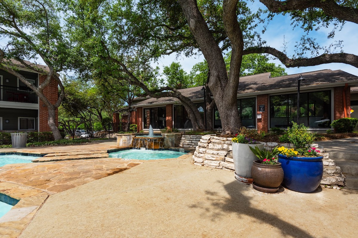 Arboretum Oaks apartments in Austin, TX
