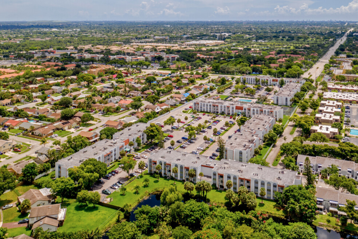 One Park Plaza Apartments apartments in North Lauderdale, FL