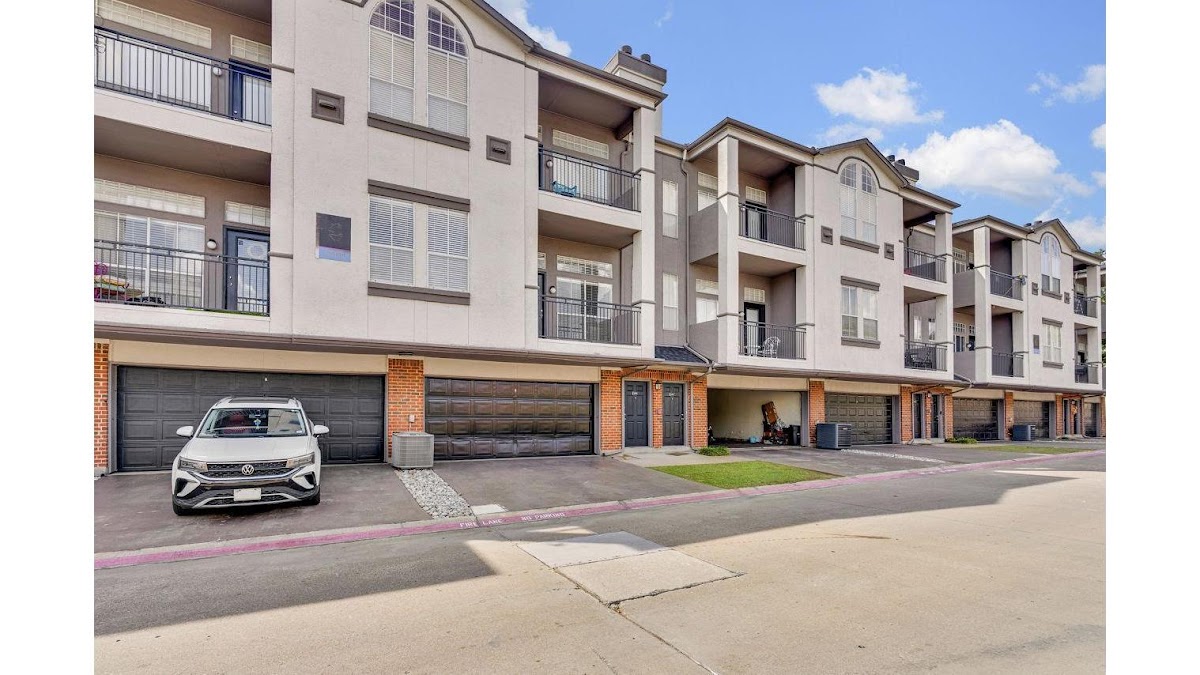 Premier at Prestonwood apartments in Dallas, TX